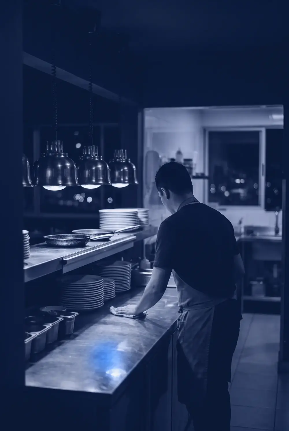 Pase de cocina de restaurante vacío con luces encendidas al cerrar